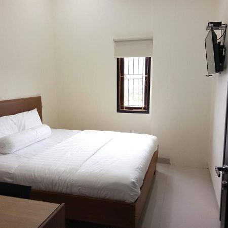 Clean & Comfort Homestay Ambon Esterno foto