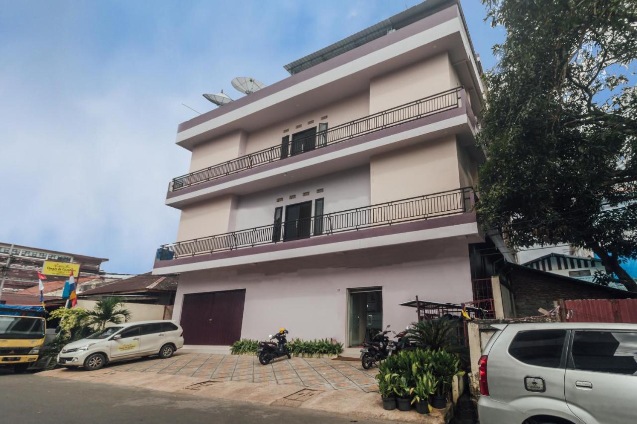 Clean & Comfort Homestay Ambon Esterno foto