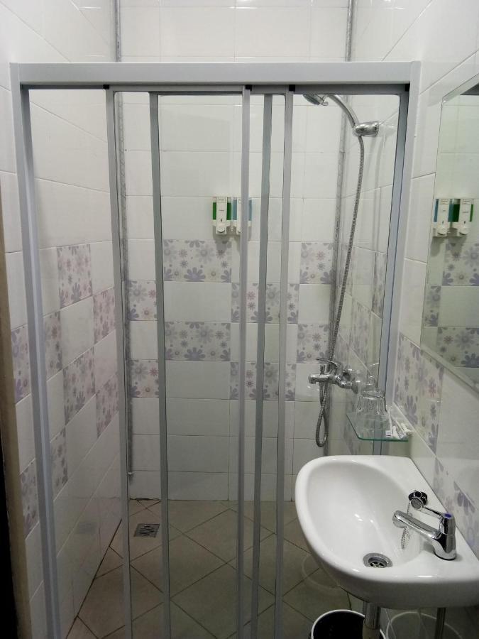 Clean & Comfort Homestay Ambon Esterno foto